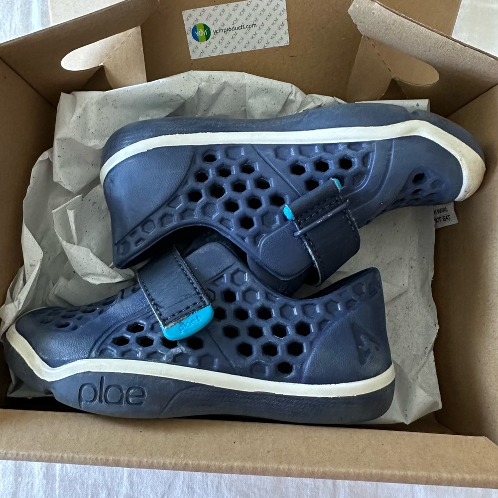 Plae Mimo water shoes in Navy blue